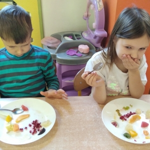 zdjęcie przedstawia dzieci podczas degustacji owoców egzotycznych