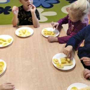 zdjęcie przedstawia dzieci podczas degustacji miodu